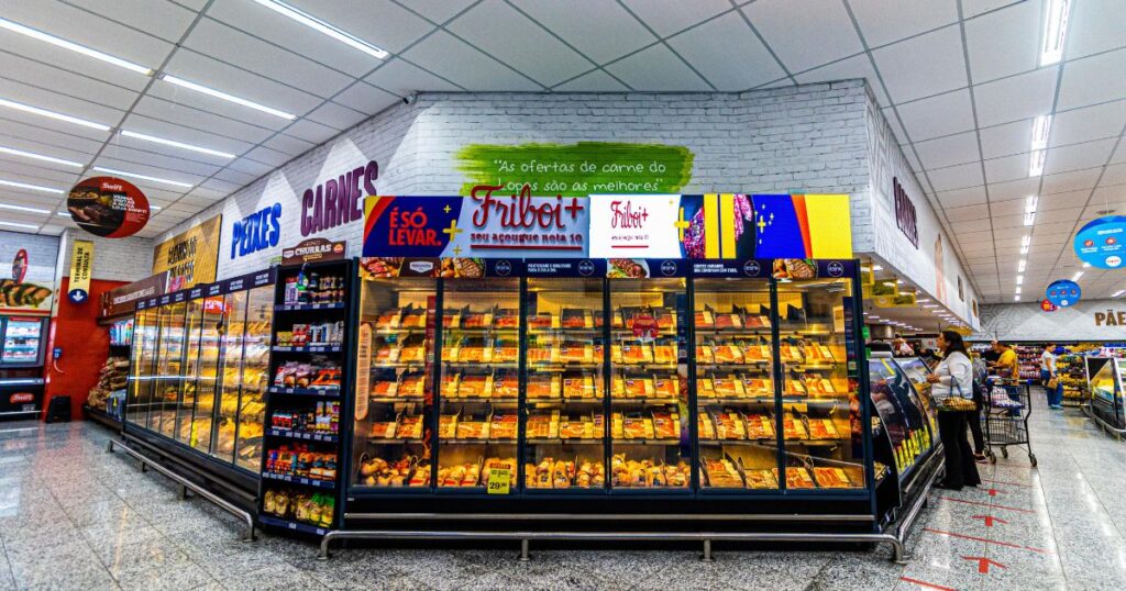 Painel de LED destaca a marca dentro da seção de frigorifico do supermercado