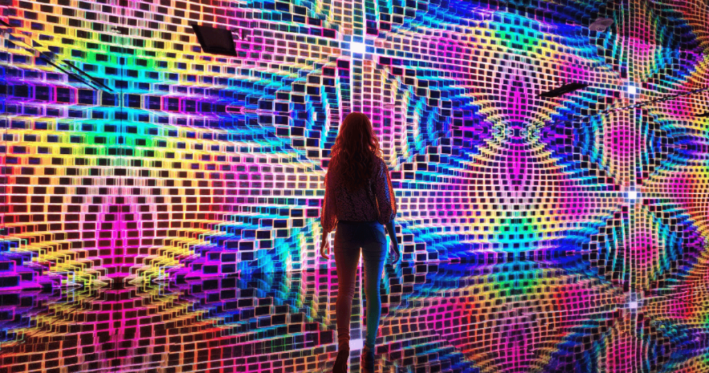 Imagem de uma mulher observando as imagens projetadas no painel de LED no Venetian Resort em Las Vegas